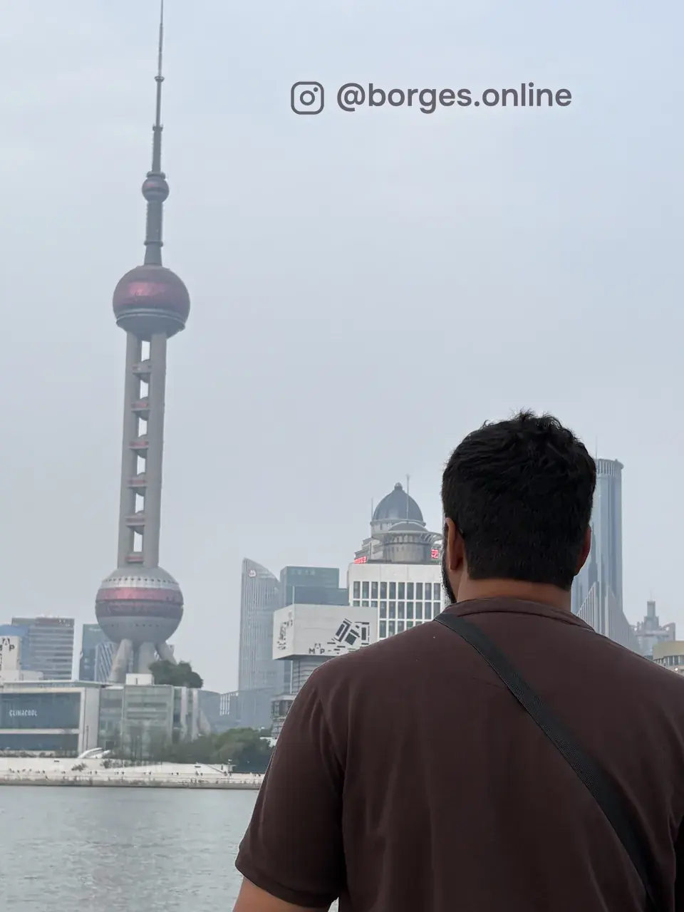 Jeferson de frente para a Oriental Pearl Tower, em Xangai