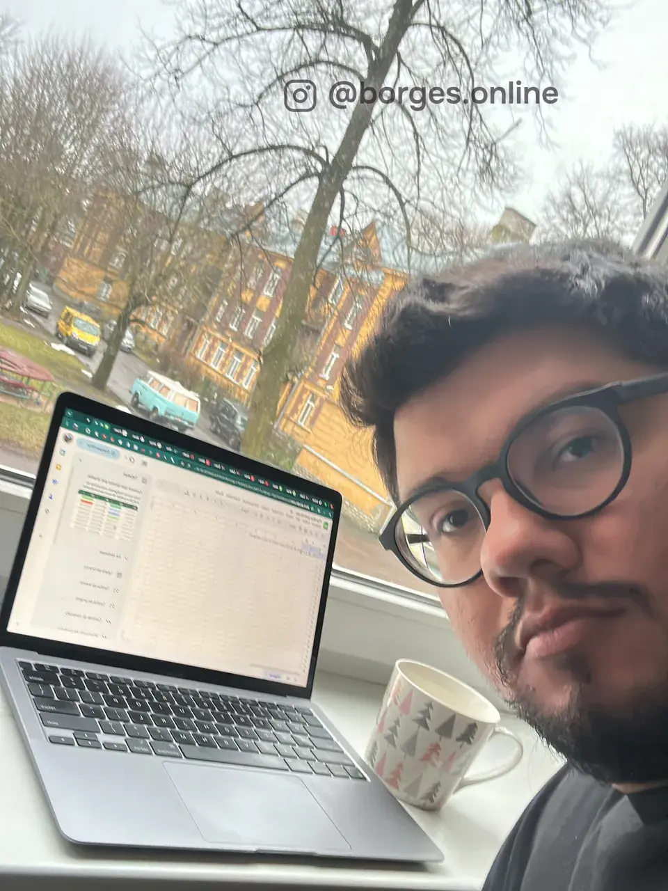 Jeferson trabalhando no notebook, na Estônia