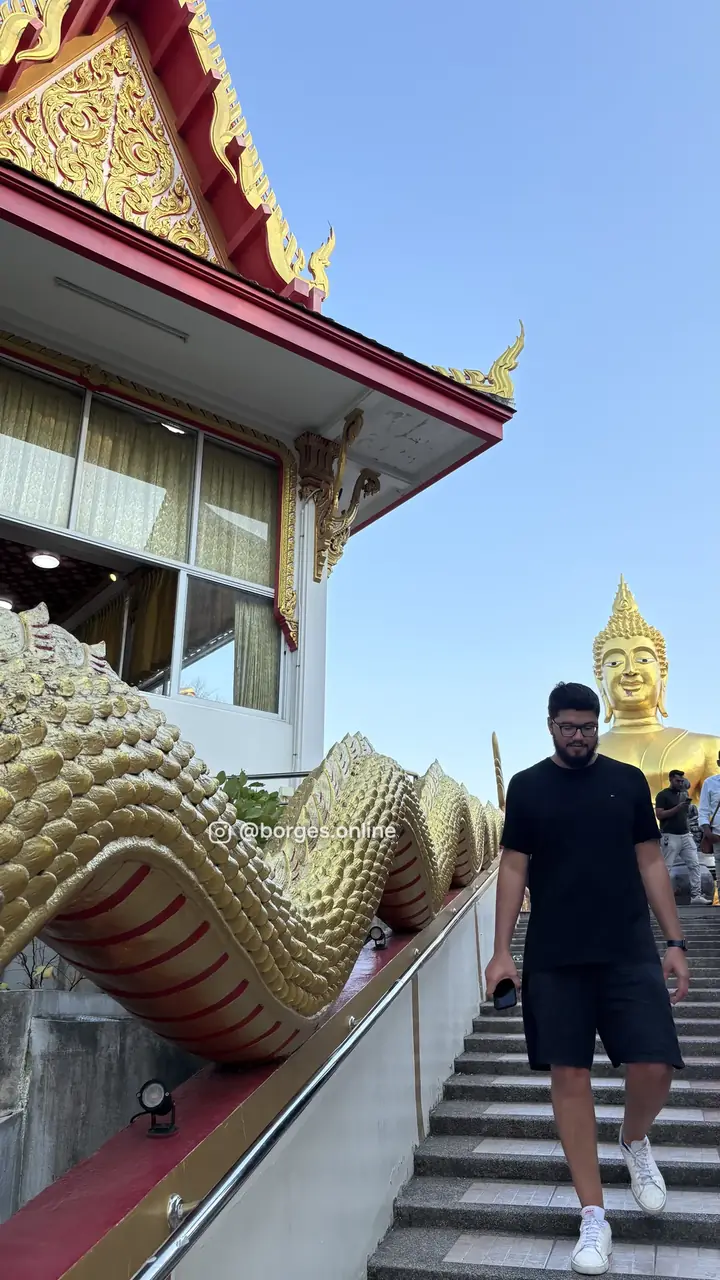 Jeferson Borges descendo as escadas de um templo na Tailândia