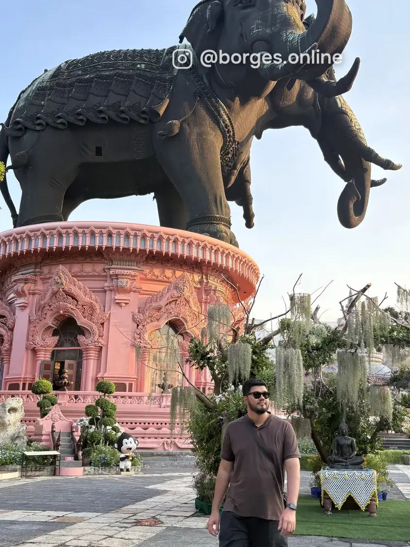 Jeferson diante do elefante de três cabeças, na Tailândia